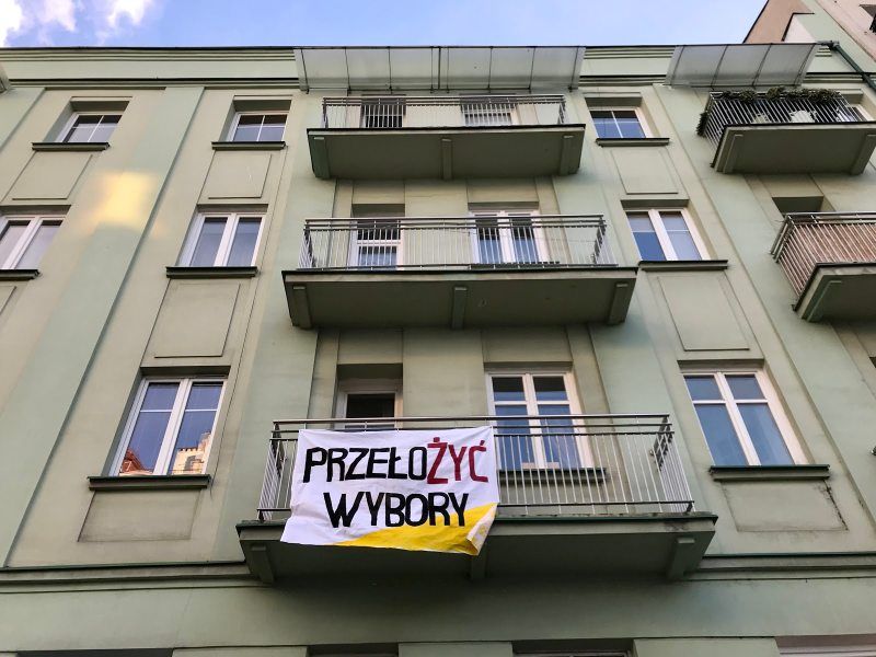 ‘Move the elections’ reads a sign fluttering from a balcony in Warsaw. ‘Zyc’ in dark red means ‘to live’. The banner was put up by opposition candidate Szymon Holownia