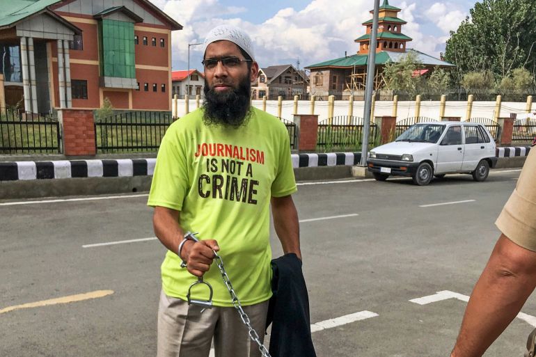 Kashmiri journalist Aasif Sultan in handcuffs after his arrest in 2018