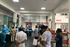 Family members wait outside the Tamil Nadu Multi-Specialty Government Hospital in Chennai [Kunal Shankar/Al Jazeera]