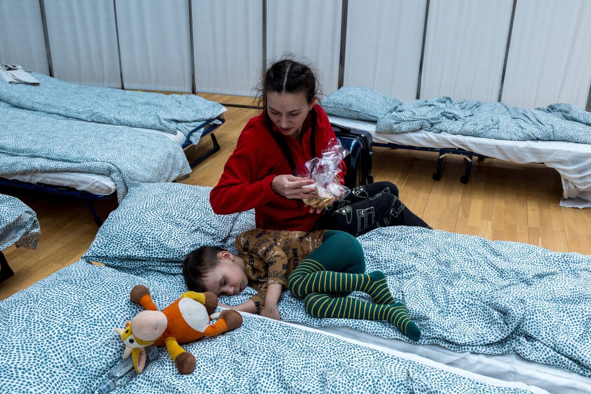 Ukrainian refugees arrive in Romania