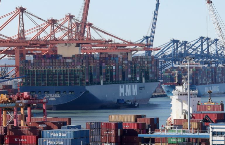 epa09662183 Container ships are loaded with export cargo at Busan New Port in Busan, some 450km southeast of Seoul, South Korea, 01 January 2022. South Korea's exports increased 25.8 percent year-on-year in 2021 to an all-time high of 644.54 billion US dollar, the industry ministry said.