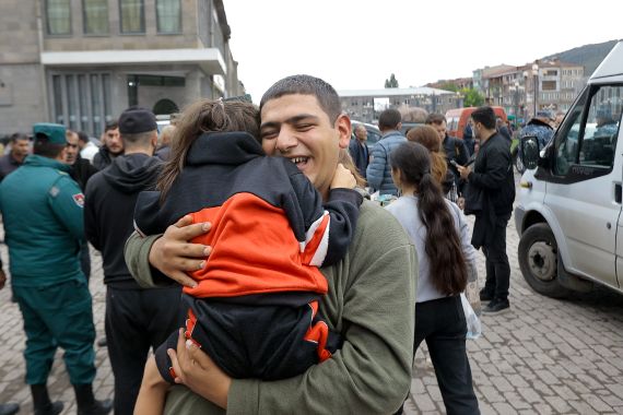 Thousands of Armenians flee from Nagorno-Karabakh