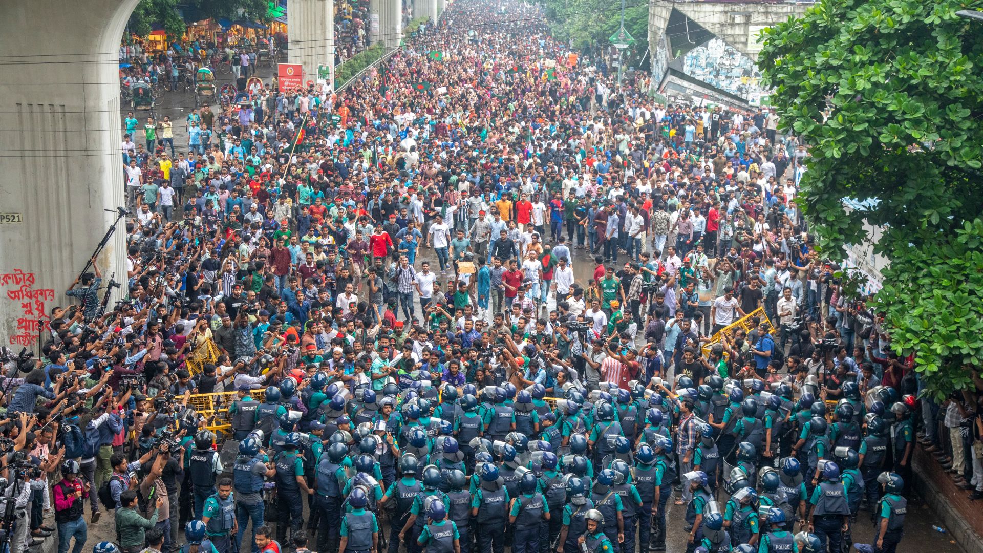 Violent clashes leave scores injured in Bangladesh