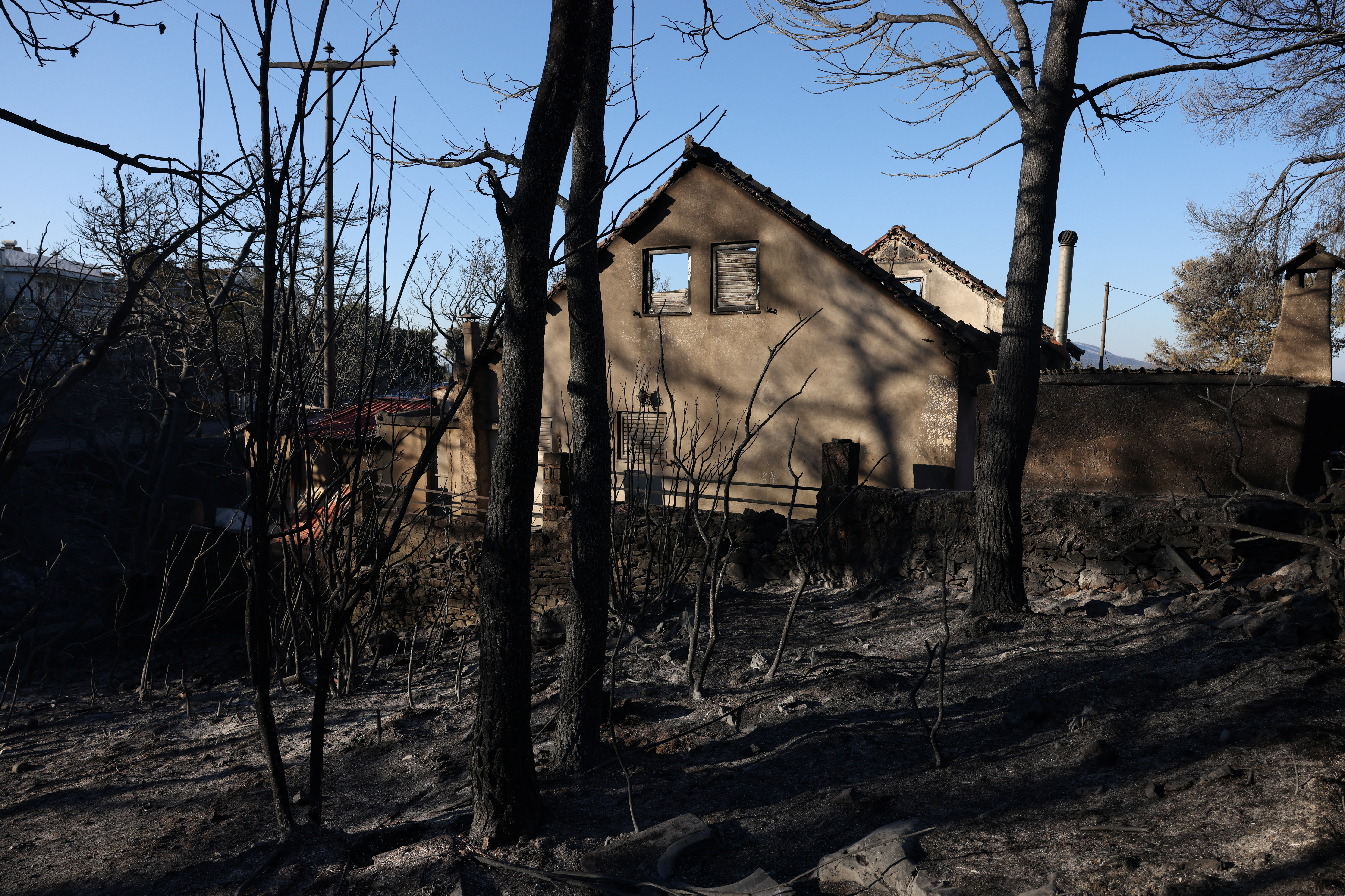 EU firefighters to join as Greece battles blaze