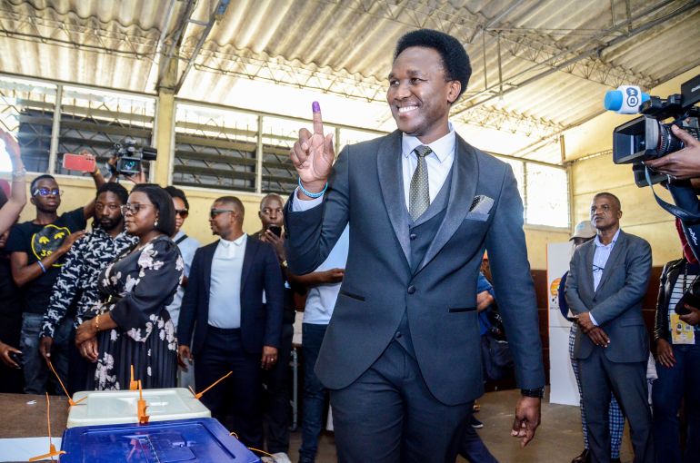 Independent candidate Venancio Mondlane holds up his finger after casting his vote in general elections in Maputo, Mozambique, Wednesday, October 9, 2024