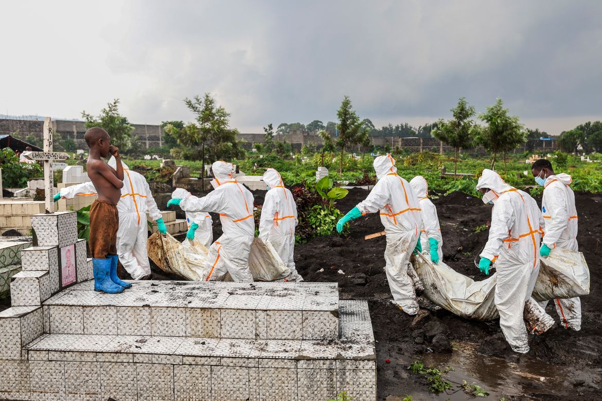 Goma residents race to bury 2,000 bodies from conflict