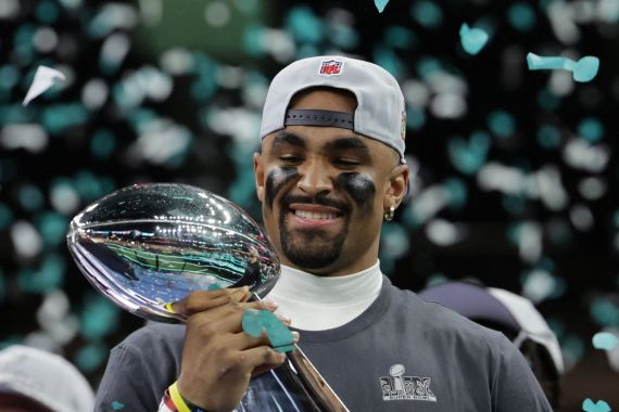 Football - NFL - Super Bowl LIX - Philadelphia Eagles v Kansas City Chiefs - Caesars Superdome, New Orleans, Louisiana, United States - February 9, 2025 Philadelphia Eagles' Jalen Hurts celebrates with the Vince Lombardi Trophy after winning Super Bowl LIX REUTERS/Mike Segar