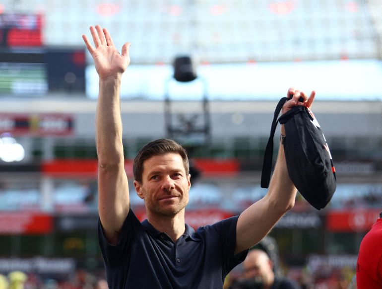 Football - Bundesliga - Bayer Leverkusen v Borussia Dortmund - BayArena, Leverkusen, Germany - Xabi Alonso applauds fans after his last home game