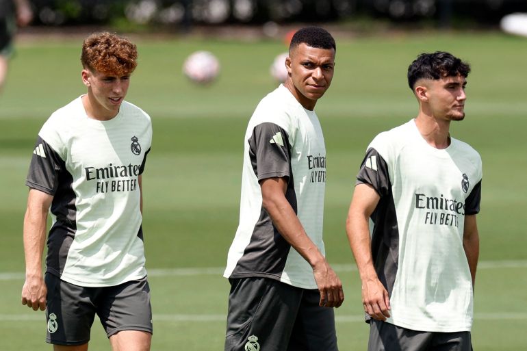 Soccer Football - FIFA Club World Cup - Real Madrid Training - Gardens North Country District Park, Palm Beach Gardens, Florida, U.S. - June 25, 2025 Real Madrid's Kylian Mbappe, Victor Munoz and Raul Asencio during training REUTERS/Marco Bello