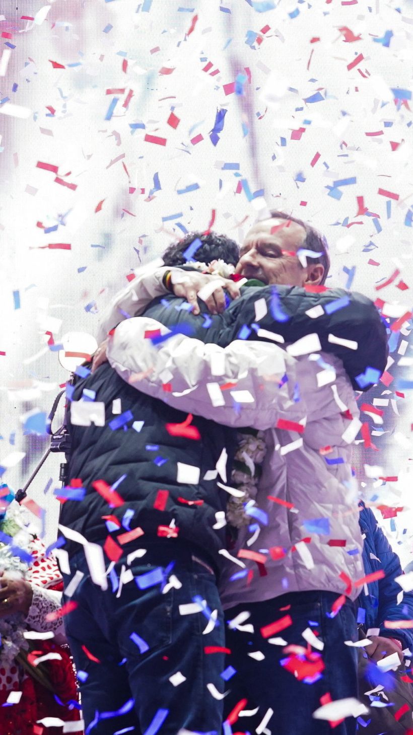 Jorge Quiroga hugs Juan Pablo Velasco amid a downpour of confetti
