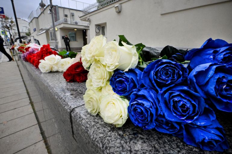 Flowers of the Israeli flag colours lay in front of the Israeli Embassy in Moscow on October 9, 2023. Israel continued to battle Hamas fighters on October 9 and massed tens of thousands of troops and heavy armour around the Gaza Strip after vowing a massive blow over the Palestinian militants' surprise attack. (Photo by Alexander NEMENOV / AFP)