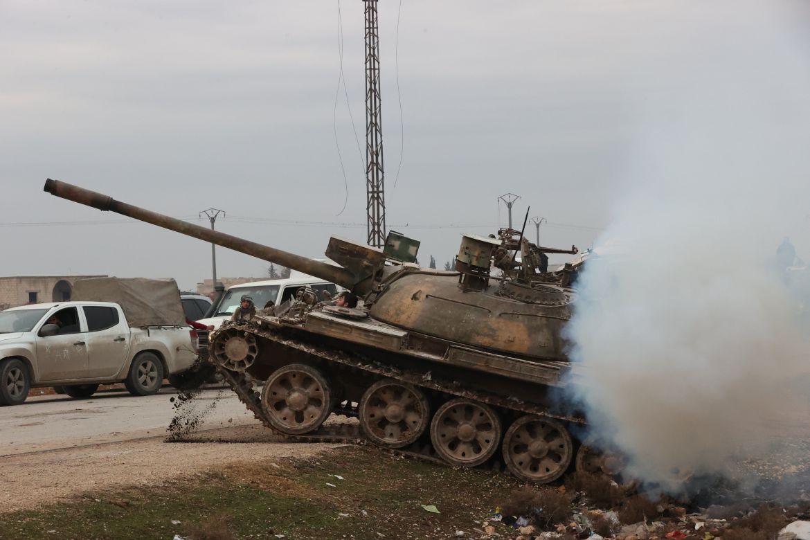 Syrian army enters the city after SDF withdraws from Dayr Hafir